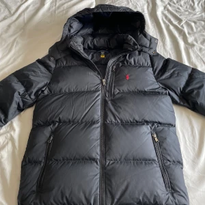 Ralph lauren jacka  - Fin jacka som är i toppen tpppen skick. Inga defekter eller något. Kom med minsta lilla fundering eller fråga