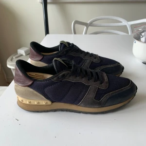 Valentino Rockrunner - Säljer dessa snygga rockrunners till ett billigt pris. Fint skick utan större defekter.  Storlek 41, pris: 1499 (grym deal😀).  Dustbag medföljer. Priset kan förhandlas vid snabb affär, hör av er vid frågor!💫