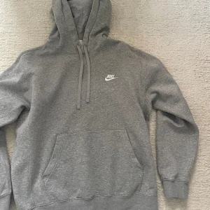 Nike Hoodie  - Säljer en Nike Hoodie i väldigt bra skick använd ett fåtal gånger 