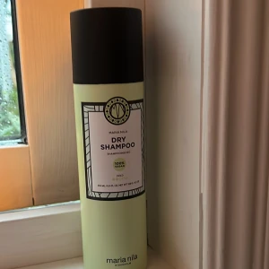 Maria nila torrschampo - Torrschampo från Maria nila, testat en gång nästan helt full, säljs så jag inte använder mig utan torrschampo 