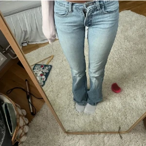 Low waist blåa jeans  - Säljer dessa skit snygga jeansen. Säljer för att jag inte använder dem så mycket längre. 