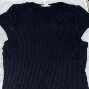 Svart topp - En svart body topp från H&M. Har köpt den begagnad men aldrig använt den. Har bra kvalite o sitter jätte fin.