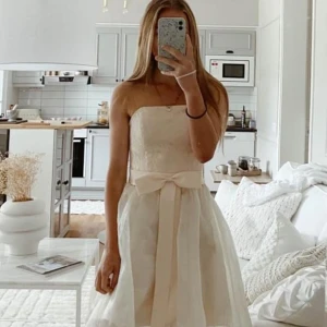 Vit klänning  - Säljer denna drömmiga klänningen 💗 Passar xs - s. 