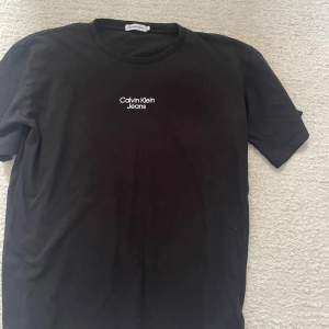 Säljer Calvin Klein t-shirt i bra skick använd ett fåtal gånger 