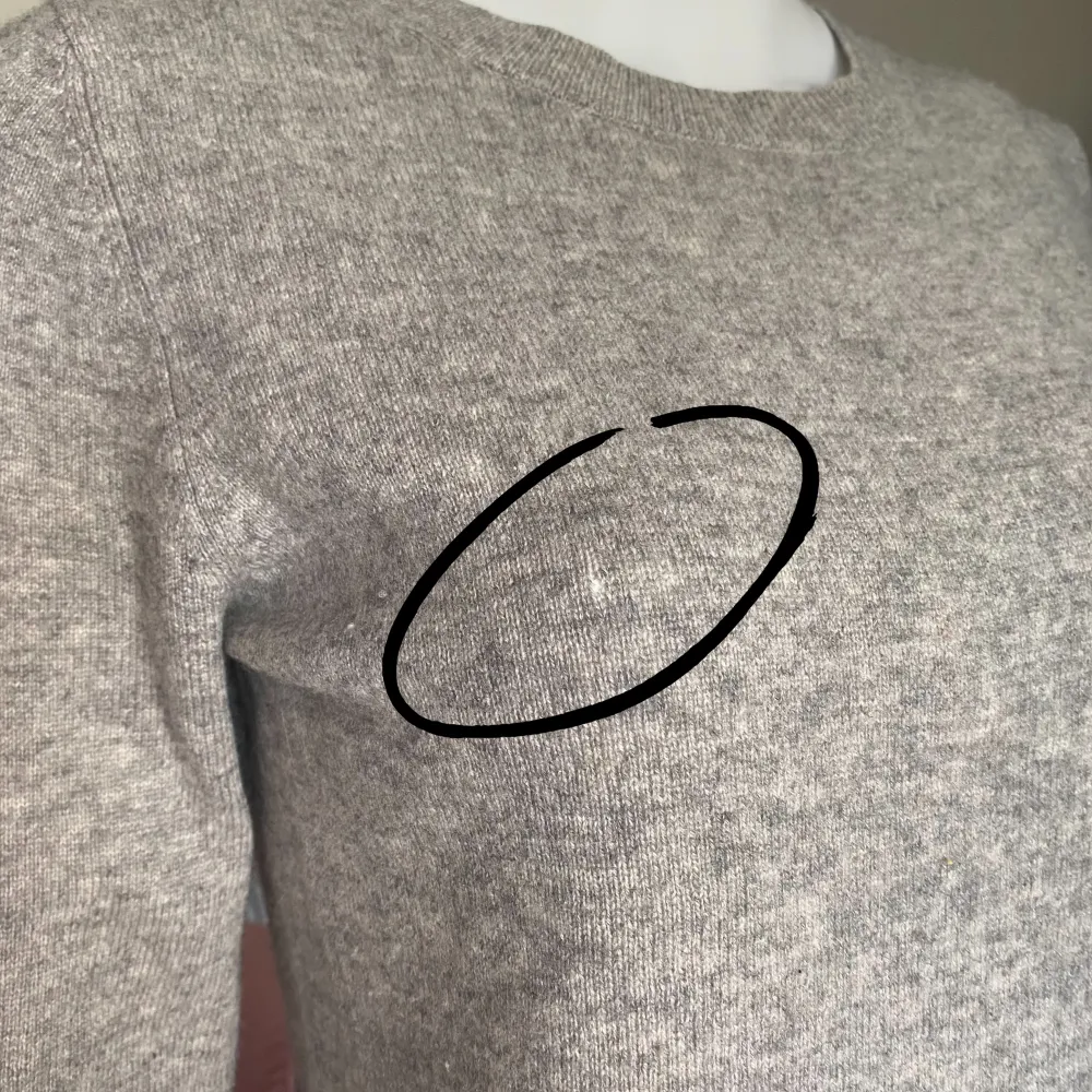 I relativt bra skick, se bilderna för små hål. 100% cashmere! Storlek S. Dockan använder storlek XS. Kolla gärna mått innan köp! MÅTT: Axel till axel 35cm, Ärmlängd 58cm, Armhåla till armhåla 45cm & Längd (från armhåla och ner) 38cm. Tröjor & Koftor.