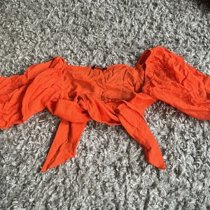 Supersnygg orange blus! - En sååå snygg orange blus från Gina Tricot! Passar perfekt till sommaren! Endast använd en gång. Nypris: 299kr