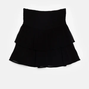 Svart volang kjol - Den är helt ny och är inte använd var lite stor köpte för 300kr från bikbok och döljer den för 240kr och priset kan diskuteras 