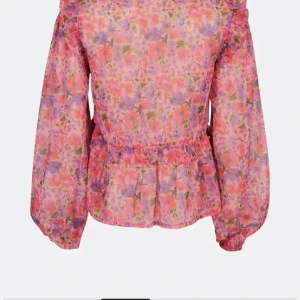 Blommig rosa blus från Bikbok - I nyskick, den passade inte så som jag ville och blev tyvärr inte använd. 