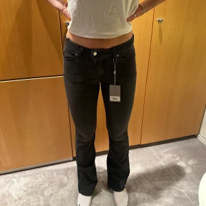 Hunkydory jenas - Säljer ett par oanvända gråa hunkydory jenas. Aldrig använda med lappen kvar. Hunkydory finns inte längre så detta är limiterade jenas. Super sköna att bära! Har 4 olika och älskar dom. Inköpspris 1895 säljer för 800 kr