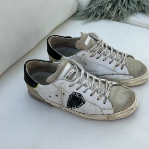 Philippe Model skor - Jag säljer nu mina fina Phillipe models som är använda ganska så mycket därmed de låga priset. Skorna är i storlek 41 men passar både 40 och 41😀