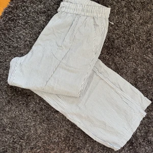 Randiga pyjamasbyxa/mysbyxa - Knappt använd. Ljusblå/vit randig