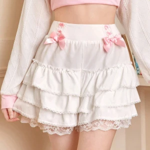 Vita bloomers med rosa rosetter - Supersöta bloomers med spets och rosetter 💗 Endast testad aldrig använd! Upskattar Stl S 💗 Nypris 220kr