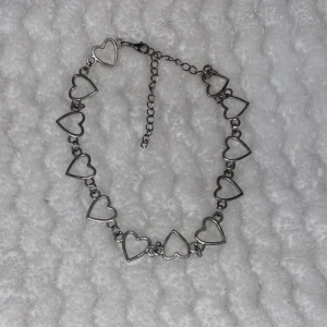 Hjärtchoker  - Silver färgad hjärtchoker som är använd några gånger. Passar alla stilar och har ganska stort utrymme för justering