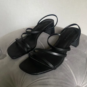 Pull&Bear svarta klackar - Jättefina svarta klackar från Pull&Bear! Storlek 37, knappt använda så i mycket bra skick🤍 Säljer pga används ej.