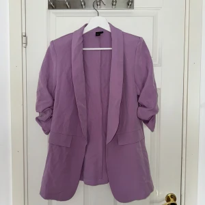 Kostymsett  - Komstymset som jag aldrig avnänt. Priset + frakt 