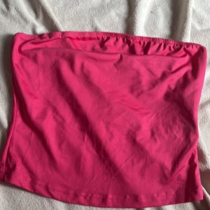 Armlös snygg sommartröja - Ny crop top utan armar använd 2 ggr jätte snygg nu till sommaren och under koftor skrikrosa  