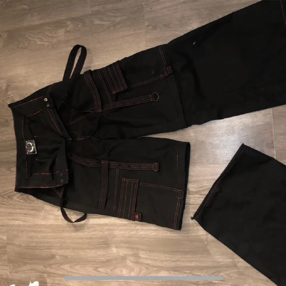 Super coola killstar byxor som går att göra till shorts! Använda ungefär 2-4 gånger. Storlek S (men är rätt stora så M passar nog också) Skriv till mig vid intresse!😊. Jeans & Byxor.