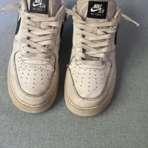 Airforce 1 - Sulan är lite smutsig som du ser på bilden men resten av skon är ren. Lite creasade där fram men det är inget man märker av när du har skon på dig. En liten rosa fläck på sidan av skon som du ser på sista bilden
