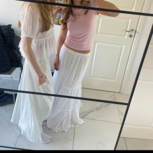 Vit lång kjol❤️‍🔥❤️‍🔥 - Skit snygg och i nyskick💓💓