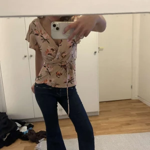 Blus från Stoch lm  - Supersöt blus med somrigt mönster. Aldrig använd då den är för liten. Passar storlek xs-s. Perfekt nu till sommaren. 