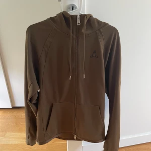 Jordan kofta - Säljer en Jordan kofta, storlek Small. Den är lite loose i passformen och har aldrig använts eftersom den inte riktigt var min stil. Perfekt skick, som ny. Perfekt för dig som gillar en lite ledigare stil! Vid fler frågor så är det bara att kontakta.