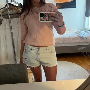 Rosa stickad tröja - Säljer denna söta stickade tröja som är ljusrosa och trekvartsärmad💓🙌🏼