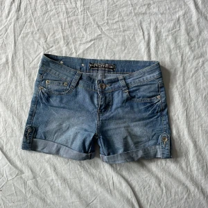 Lågmidjade Jeansshorts  - Bra skick! Lite urtvättade (materialet lite tunnare) Mått: midjemått rakt över 37-40 (stretch) grenhöjd 18 längd 28,5cm💗 har inga andra bilder!