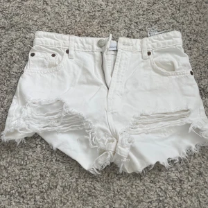 Vita Zara-shorts - Somriga vita jeansshorts från Zara. Bra skick 