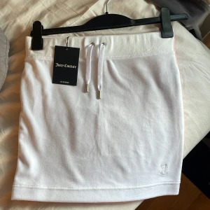 Juicy Couture - Helt nya kjolar från Juicy Couture, båda i storlek S Nypris 700kr, ett par för 500 eller båda för 800kr