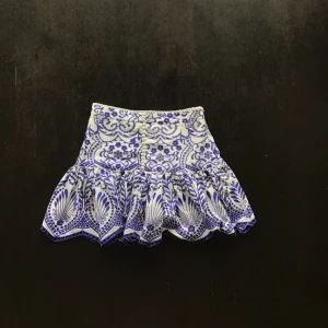 Zara kjol - Super fin zara kjol köpt förra sommarn säljer då den inte kommer till användning. Kjolen har inga defekter.