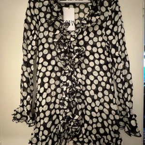 Blus från Zara - Blus från Zara.  Köptes för 699 säljes för 400kr. 