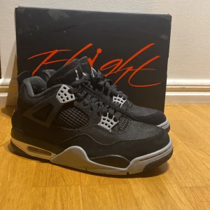 Jordan 4 black canvas  - Skorna är storlek 41 och har bara används ett fåtal gånger och är i väldigt bra skick   Nypris på dom här skorna är runt 5000kr