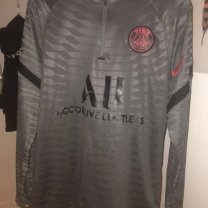 Tröja - Vet inte riktigt vad det är för märke eftersom min kusin har gett mig den  Storlek M Kan fraktas och mötas 