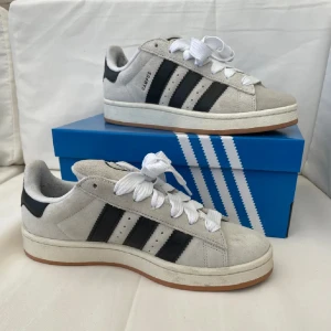 Campus 00 - Jätte snygga campus 00 i crystal white! Använd fåtal gånger och är i bra skick. Lite defekter längst fram men inget man tänker på! 