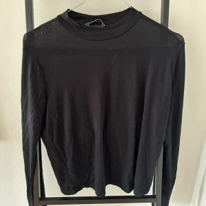 Svart topp - Svart topp från zara, använd sparsamt. Luftig & lätt till sommaren 