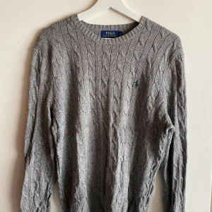 polo ralph lauren kabelstickad - polo ralph lauren kabelstickad tröja  Storlek S   Grå   Knappt använd