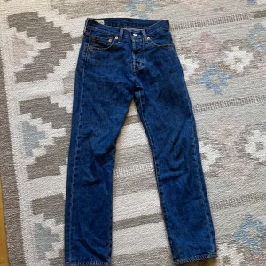 Levis 501 mörkblå - Mörkblå Levis 501 i storlek 26x28 (se bild 3) Byxorna är använda högst 7 gånger då dom var för små för mig