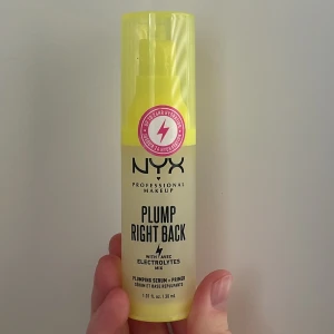 Nyx plump right back primer! - Säljer min oandvända Nyx plump right back primer!🥂💐💛. Råkade nämnligen köpa ett par stycken och nu har jag flera över som inte andvänds! Kontakta gärna vid fler frågor eller bilder!☺️🫶
