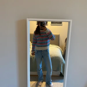 Stickad tröja - Säljer denna stickade tröja från zara. Den är i storlek S och är kort i modellen. Passar bra på mig som är 162.