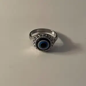 Silverring i zinc legering som har diametern 1,6 cm. Köp gärna med köp nu!