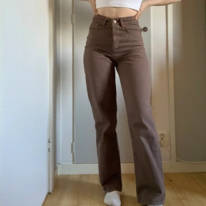 Bruna jeans - Bruna jeans ifrån Bikbok. Helt oanvända då de aldrig kommit till användning. Midja: 65,5 cm Höfter: 88,5 cm Innerben: 79 cm 