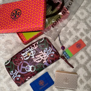 Plånbok Tory Burch läder - Superfin stor läderplånbok med mönster. Aldrig använd💖tillhörande kartong & allt på bilden medföljer