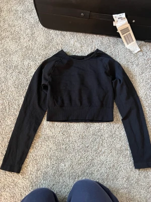 Croppad träningströja - Sitter fint på. Ribbat material. Aldrig använd 