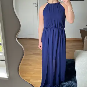 Blå klänning i nyskick med öppen rygg 