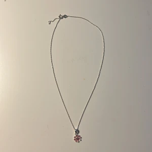 Silverhalsband med blomma - Säljer ett silverhalsband då det inte kommer till användning. Det är äkta silver och har en 925 stämpel. Skriv vid frågor, vid köp av flera av mina smycken jag säljer kan frakten kombineras.