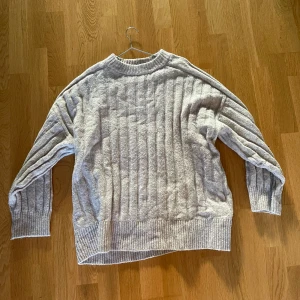 2 Stickade tröjor - Storlek L - Köparens står för frakten - Inga returer - Betalning via köp direkt 