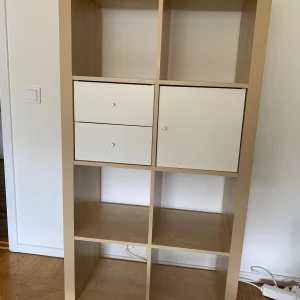 Kallax bokhylla IKEA - Hylla från IKEA, vitlaserad ekeffekt.   Den har några skavandet på sidorna. Insatserna kan man flytta hur man vill.     77x147 cm  Finns att hämta i Fågelbacken, Malmö 