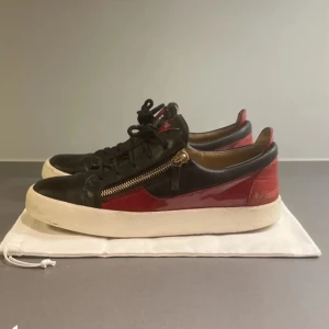 Guiseppe zanotti - Hyfsat skick på dom skulle behöva lite röd läder färg där bak