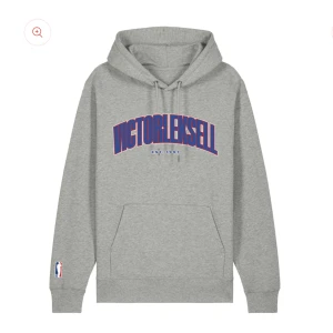 Victor leksell merch - Söker denna hoodien från victor leksells merch!!!!! Storlek S men M funkar också❤️
