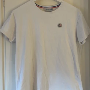 Moncler T-shirt  - Vit moncler T-shirt storlek S.